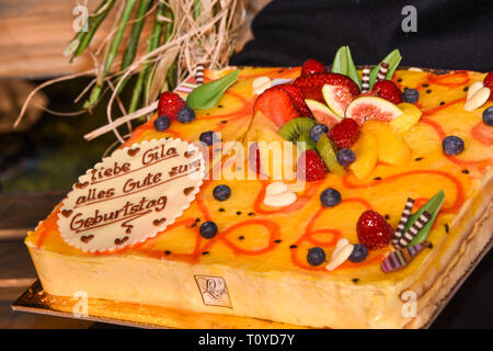 Monaco di Baviera, Deutschland. Xxi Mar, 2019. Gila von Weitershausen la torta di compleanno, giovedì 21.03.2019 settantacinquesimo compleanno di Gila von Weitershausen .dopo le prestazioni ancora una volta in amore con la commedia in il Bayerischer Hof a Monaco di Baviera. | Utilizzo di credito in tutto il mondo: dpa/Alamy Live News Foto Stock