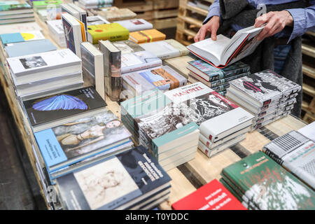 Leipzig, Germania. 22 Mar, 2019. Un visitatore alla Fiera del Libro di Lipsia leafs attraverso un libro. La Fiera del Libro continuerà fino al 24.03.2019. Credito: Jan Woitas/dpa-Zentralbild/dpa/Alamy Live News Foto Stock