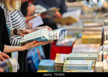 Leipzig, Germania. 22 Mar, 2019. I visitatori alla fiera del libro di Lipsia sfogliare libri. La Fiera del Libro continuerà fino al 24.03.2019. Credito: Jan Woitas/dpa-Zentralbild/dpa/Alamy Live News Foto Stock