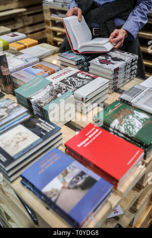 Leipzig, Germania. 22 Mar, 2019. Un visitatore alla Fiera del Libro di Lipsia leafs attraverso un libro. La Fiera del Libro continuerà fino al 24.03.2019. Credito: Jan Woitas/dpa-Zentralbild/dpa/Alamy Live News Foto Stock