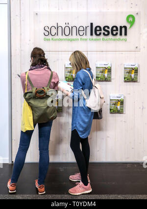 Leipzig, Germania. 22 Mar, 2019. Due i visitatori della Fiera del Libro di Lipsia sono in piedi presso lo stand della rivista per i clienti del commercio di libri. La Fiera del Libro continuerà fino al 24.03.2019. Credito: Jan Woitas/dpa-Zentralbild/dpa/Alamy Live News Foto Stock