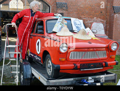 22 marzo 2019, Sassonia-Anhalt, Halle (Saale): l'azione artista Rolf Becker alias Drehorgelrolf prepara il suo Trabi 601 station wagon, che si erge su un rimorchio ed è decorato con ritratti di Ho Chi Minh e una stella, per un viaggio in Vietnam. In aprile, il 71-anno-vecchio e il suo partner di Margrit B. Krüger piano di distribuzione di medicinali in Vietnam per quattro settimane per il rilievo organizzazione Medeor azione. Dopo il viaggio, la Trabant rimarrà in un museo di Hanoi. Drehorgel-Rolf ha coperto più di un milione di chilometri in tutti i continenti con 80 diversi Trabant finora. Foto: Waltraud Grubitzsch/d Foto Stock