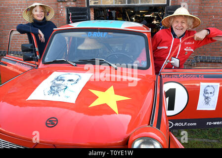 22 marzo 2019, Sassonia-Anhalt, Halle (Saale): l'azione artista Rolf Becker alias Drehorgelrolf sorge accanto al suo Trabi 601 station wagon, che si erge su un telecomando ed è decorato con ritratti di Ho Chi Minh e una stella. In aprile, il 71-anno-vecchio piani di viaggio in Vietnam per quattro settimane con la Trabi e il suo partner di Margrit B. Krüger (l) e la distribuzione di farmaci ad azione Medeor. Dopo il viaggio, la Trabant rimarrà in un museo di Hanoi. Drehorgel-Rolf ha coperto più di un milione di chilometri in tutti i continenti con 80 diversi Trabant finora. Foto: Waltraud Grubitzsch/dpa-Zentral Foto Stock