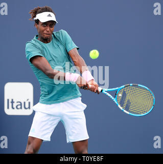 Marzo 21, 2019: Mikael Ymer, della Svezia restituisce un colpo a Leonardo Mayer, dell'Argentina, durante il 2019 Miami Open presentato da Itau professional tennis tournament, giocato all'Hardrock Stadium di Miami, Florida, Stati Uniti d'America. Mario Houben/CSM Foto Stock