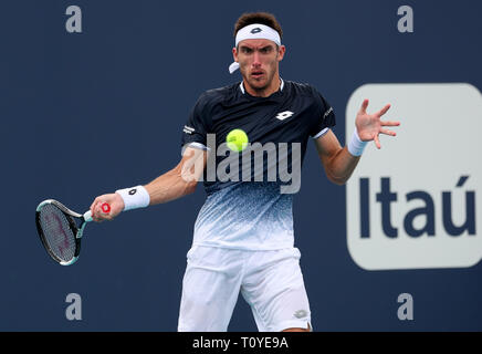 Marzo 21, 2019: Leonardo Mayer, dell'Argentina, restituisce un colpo di Mikael Ymer, della Svezia, durante il 2019 Miami Open presentato da Itau professional tennis tournament, giocato all'Hardrock Stadium di Miami, Florida, Stati Uniti d'America. Mario Houben/CSM Foto Stock