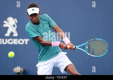 Marzo 21, 2019: Mikael Ymer, della Svezia restituisce un colpo a Leonardo Mayer, dell'Argentina, durante il 2019 Miami Open presentato da Itau professional tennis tournament, giocato all'Hardrock Stadium di Miami, Florida, Stati Uniti d'America. Mario Houben/CSM Foto Stock