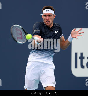 Marzo 21, 2019: Leonardo Mayer, dell'Argentina, restituisce un colpo di Mikael Ymer, della Svezia, durante il 2019 Miami Open presentato da Itau professional tennis tournament, giocato all'Hardrock Stadium di Miami, Florida, Stati Uniti d'America. Mario Houben/CSM Foto Stock