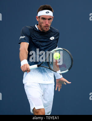 Marzo 21, 2019: Leonardo Mayer, dell'Argentina, restituisce un colpo di Mikael Ymer, della Svezia, durante il 2019 Miami Open presentato da Itau professional tennis tournament, giocato all'Hardrock Stadium di Miami, Florida, Stati Uniti d'America. Mario Houben/CSM Foto Stock