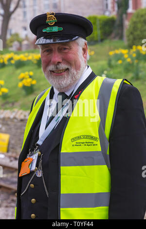 Swanage, Dorset, Regno Unito. 22 mar 2019. La folla gregge a Swanage Railway per vedere il Flying Scotsman grazie al Museo nazionale delle ferrovie che hanno consentito la storica visita di prendere posto. Durante i prossimi cinque giorni Ella farà bottino di treni tra Swanage, Corfe Castle e Norden e sarà riunita con un raro Devon Belle Pullman auto osservazione per la prima volta in quasi cinquant'anni. Credito: Carolyn Jenkins/Alamy Live News Foto Stock