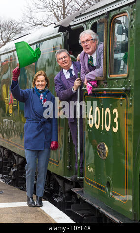 Swanage, Dorset, Regno Unito. 22 mar 2019. La folla gregge a Swanage Railway per vedere il Flying Scotsman grazie al Museo nazionale delle ferrovie che hanno consentito la storica visita di prendere posto. Durante i prossimi cinque giorni Ella farà bottino di treni tra Swanage, Corfe Castle e Norden. Penny Vaudoyer, figlia di Alan Pegler, onde il primo viaggio. Credito: Carolyn Jenkins/Alamy Live News Foto Stock