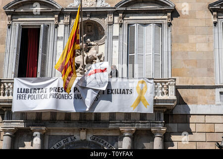 Barcellona, Spagna. 22 mar 2019. Gli addetti alla manutenzione sono viste rimuovere banner dai balconi. Infine, il superamento del termine concesso dall'Ufficio Elettorale Centrale, Presidente Quim Torra ordini la rimozione degli striscioni in solidarietà con i prigionieri politici dalla facciata principale del palazzo della Generalitat de Catalunya. Credito: SOPA Immagini limitata/Alamy Live News Foto Stock