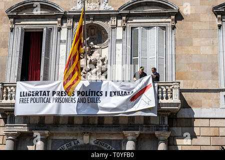 Barcellona, Spagna. 22 mar 2019. Gli addetti alla manutenzione sono viste rimuovere banner dai balconi. Infine, il superamento del termine concesso dall'Ufficio Elettorale Centrale, Presidente Quim Torra ordini la rimozione degli striscioni in solidarietà con i prigionieri politici dalla facciata principale del palazzo della Generalitat de Catalunya. Credito: SOPA Immagini limitata/Alamy Live News Foto Stock