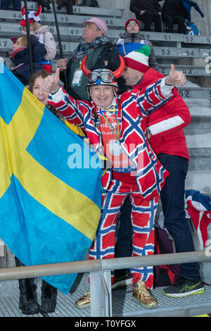 Oslo, Norvegia. 22 Mar, 2019. BMW IBU Coppa del Mondo di Biathlon. 22 marzo 2019 tifosi godere l'atmosfera durante la BMW IBU Coppa del Mondo di Biathlon a Holmenkollen a Oslo, Norvegia. Credito: Nigel Waldron/Alamy Live News Foto Stock