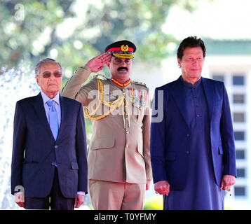 (190323) -- ISLAMABAD, 23 marzo 2019 (Xinhua) -- foto rilasciata dalla stampa del Dipartimento Informazioni (PID) mostra Primo Ministro pakistano Imran Khan (R) e la visita del Primo Ministro della Malesia Mahathir Mohamad (L) Ispezione della Guardia d'onore a Islamabad, in Pakistan, il 22 marzo 2019. Il primo ministro della Malesia Mahathir Mohamad arrivato in Pakistan giovedì sera su una visita di tre giorni per colloqui sulle questioni bilaterali con si concentra sulla cooperazione economica, hanno detto i funzionari. (Xinhua/PID) Foto Stock