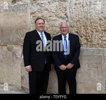 Stati Uniti Il segretario di Stato Mike Pompeo, sinistra, tours il Muro Occidentale e gallerie con U.S. Ambasciatore David Friedman Marzo 21, 2019 a Gerusalemme, Israele. Foto Stock