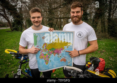 Bishops Stortford, Hertfordshire, Regno Unito. 22 mar 2019. Quando i fanatici del Rugby BEN COOK (24) e il suo pal GEORGE BONSER-CULLEN (25), hanno voluto sostenere l'Inghilterra di Rugby presso la Coppa del Mondo di Rugby in Giappone questo settembre, che avessero deciso di rendere il viaggio un po' più interessanti così sentita che sarebbe meglio ottenuta impostando in anticipo, sei mesi in anticipo per essere precisi come il piano è di ciclo per il Giappone dalla loro casa comune di Bishops Stortford, Hertfordshire, Regno Unito. 22 mar 2019. . Credito: Mark Bourdillon/Alamy Live News Foto Stock