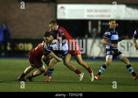 Cardiff, Galles, UK. 22 Mar, 2019. Aled Summerhill di Cardiff Blues è affrontato da Paolo Asquith del Scarlets ®. Guinness Pro14 partita di rugby, Cardiff Blues v Scarlets AL BT Sport Cardiff Arms Park di Cardiff del venerdì 22 marzo 2019. Questa immagine può essere utilizzata solo per scopi editoriali. Solo uso editoriale. pic da Andrew Orchard/Andrew Orchard fotografia sportiva/Alamy Live news Credito: Andrew Orchard fotografia sportiva/Alamy Live News Foto Stock