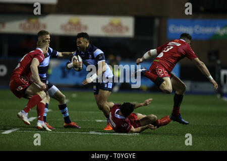 Cardiff, Galles, UK. 22 Mar, 2019. Willis Halaholo di Cardiff Blues cerca di andare passato Leigh Halfpenny del Scarlets (15). Guinness Pro14 partita di rugby, Cardiff Blues v Scarlets AL BT Sport Cardiff Arms Park di Cardiff del venerdì 22 marzo 2019. Questa immagine può essere utilizzata solo per scopi editoriali. Solo uso editoriale. pic da Andrew Orchard/Andrew Orchard fotografia sportiva/Alamy Live news Credito: Andrew Orchard fotografia sportiva/Alamy Live News Foto Stock