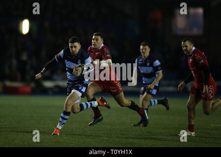 Cardiff, Galles, UK. 22 Mar, 2019. Aled Summerhill di Cardiff Blues corre al cliente il suo team 4a provare. Guinness Pro14 partita di rugby, Cardiff Blues v Scarlets AL BT Sport Cardiff Arms Park di Cardiff del venerdì 22 marzo 2019. Questa immagine può essere utilizzata solo per scopi editoriali. Solo uso editoriale. pic da Andrew Orchard/Andrew Orchard fotografia sportiva/Alamy Live news Credito: Andrew Orchard fotografia sportiva/Alamy Live News Foto Stock