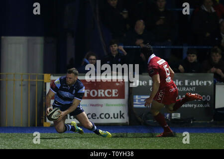 Cardiff, Galles, UK. 22 Mar, 2019. Owen Lane di Cardiff Blues punteggi il suo team 5a provare. Guinness Pro14 partita di rugby, Cardiff Blues v Scarlets AL BT Sport Cardiff Arms Park di Cardiff del venerdì 22 marzo 2019. Questa immagine può essere utilizzata solo per scopi editoriali. Solo uso editoriale. pic da Andrew Orchard/Andrew Orchard fotografia sportiva/Alamy Live news Credito: Andrew Orchard fotografia sportiva/Alamy Live News Foto Stock