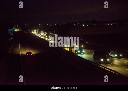 M1, UK. 22 mar 2019. Notte del traffico su autostrada M1 Foto Stock