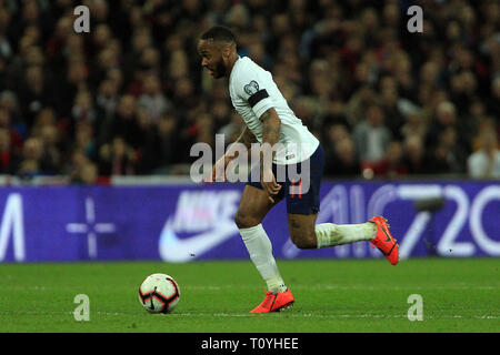 Londra, Regno Unito. 22 Mar, 2019. Raheem Sterling di Inghilterra in azione. UEFA Euro 2020 il qualificatore, gruppo un match, Inghilterra v Repubblica ceca allo stadio di Wembley a Londra il venerdì 22 marzo 2019. Si prega di notare che le immagini sono per solo uso editoriale. Solo uso editoriale. pic da Steffan Bowen/Andrew Orchard fotografia sportiva/Alamy Live news Credito: Andrew Orchard fotografia sportiva/Alamy Live News Foto Stock