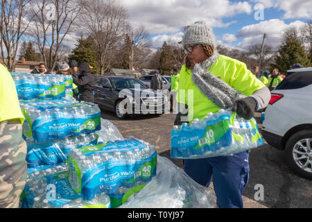 Selce, Michigan, Stati Uniti d'America. 22 Mar, 2019. Volontari hanno distribuito 12 autocarri carichi di acqua sulla Giornata mondiale dell'acqua. La selce di approvvigionamento di acqua è stato contaminato con piombo quasi cinque anni fa. Credito: Jim West/Alamy Live News Foto Stock