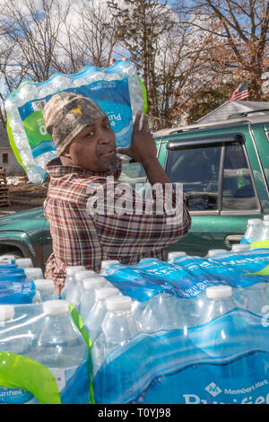 Selce, Michigan, Stati Uniti d'America. 22 Mar, 2019. Volontari hanno distribuito 12 autocarri carichi di acqua sulla Giornata mondiale dell'acqua. La selce di approvvigionamento di acqua è stato contaminato con piombo quasi cinque anni fa. Credito: Jim West/Alamy Live News Foto Stock