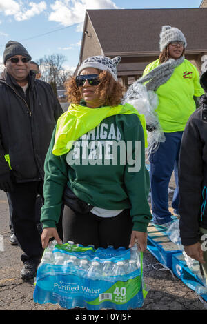 Selce, Michigan, Stati Uniti d'America. 22 Mar, 2019. Volontari hanno distribuito 12 autocarri carichi di acqua sulla Giornata mondiale dell'acqua. La selce di approvvigionamento di acqua è stato contaminato con piombo quasi cinque anni fa. Credito: Jim West/Alamy Live News Foto Stock