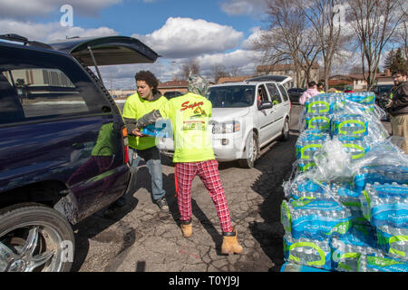 Selce, Michigan, Stati Uniti d'America. 22 Mar, 2019. Volontari hanno distribuito 12 autocarri carichi di acqua sulla Giornata mondiale dell'acqua. La selce di approvvigionamento di acqua è stato contaminato con piombo quasi cinque anni fa. Credito: Jim West/Alamy Live News Foto Stock