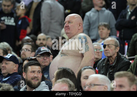 Londra, Regno Unito. 22 Mar, 2019. Tifosi inglesi durante UEFA EURO 2020 qualifica del gruppo un match tra Inghilterra e Repubblica ceca a Wembley Stadium il prossimo 22 marzo 2019 a Londra, Inghilterra. (Foto di Mick Kearns/phcimages.com) Credit: Immagini di PHC/Alamy Live News Foto Stock