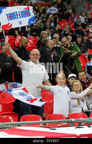 Londra, Regno Unito. 22 Mar, 2019. Tifosi inglesi durante UEFA EURO 2020 qualifica del gruppo un match tra Inghilterra e Repubblica ceca a Wembley Stadium il prossimo 22 marzo 2019 a Londra, Inghilterra. (Foto di Mick Kearns/phcimages.com) Credit: Immagini di PHC/Alamy Live News Foto Stock