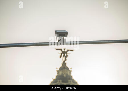 Madrid, Spagna. 22 mar 2019. Una telecamera in via Alcala nella centrale di Madrid. Quelle vetture che passano le linee dei 472 ettari del centro di Madrid senza autorizzazione saranno sanzionati. Il Comune di Madrid ha installato le telecamere 115 nel centro di Madrid saranno queste le 115 gli occhi del centro di Madrid. Credito: Alberto Ramírez Sibaja/Alamy Live News Foto Stock