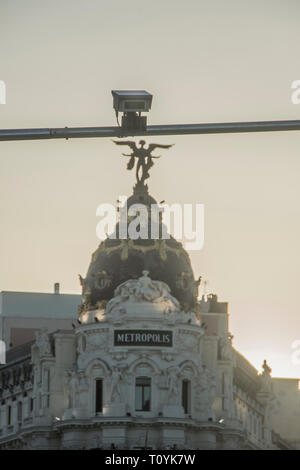 Madrid, Spagna. 22 mar 2019. Una fotocamera centrale in via Alcala. Quelle vetture che passano le linee dei 472 ettari del centro di Madrid senza autorizzazione saranno sanzionati. Il Comune di Madrid ha installato le telecamere 115 nel centro di Madrid saranno queste le 115 gli occhi del centro di Madrid. Credito: Alberto Ramírez Sibaja/Alamy Live News Foto Stock