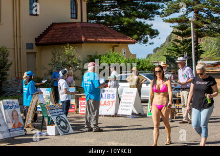 Sydney, Australia. 23 mar 2019. Sabato 23 marzo 2019, testa degli elettori per le cabine di polling per esprimere il loro voto per la sede di Pittwater nel Nuovo Galles del Sud stato elezione. Credito: martin berry/Alamy Live News Foto Stock