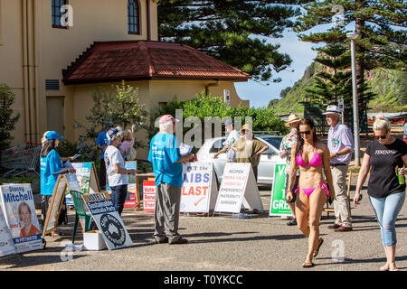 Sydney, Australia. 23 mar 2019. Sabato 23 marzo 2019, testa degli elettori per le cabine di polling per esprimere il loro voto per la sede di Pittwater nel Nuovo Galles del Sud stato elezione. Credito: martin berry/Alamy Live News Foto Stock