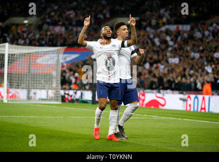 Londra, Regno Unito. 22 Mar, 2019. L'Inghilterra del Raheem Sterling (L) celebra il punteggio durante l'Euro 2020 qualifica del gruppo un match tra Inghilterra e Repubblica ceca allo stadio di Wembley a Londra, Gran Bretagna il 22 marzo 2019. In Inghilterra ha vinto 5-0. Per solo uso editoriale. Non per la vendita a fini di commercializzazione o di campagne pubblicitarie. Nessun uso non autorizzato di audio, video, dati, calendari, club/campionato loghi o 'live' SERVIZI. ONLINE in corrispondenza uso limitato a 45 immagini, nessun video emulazione. Nessun uso in scommesse, giochi o un singolo giocatore/club/league pubblicazioni. Credito: Matteo Impey/Xinhua/Alamy Live News Foto Stock