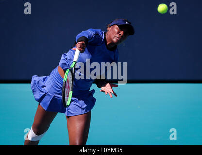 Giardini di Miami, Florida, Stati Uniti d'America. 22 Mar, 2019. Venus Williams, degli Stati Uniti, serve contro Carla Suarez Navarro, di Spagna, durante la sua conquista del secondo round in abbinamento al 2019 Miami Open presentato da Itau professional tennis tournament, giocato all'Hardrock Stadium di Miami, Florida, Stati Uniti d'America. Mario Houben/CSM/Alamy Live News Foto Stock