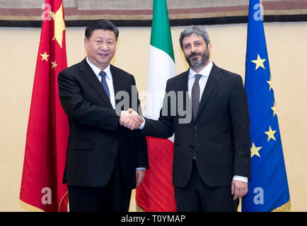 Roma, Italia. 22 Mar, 2019. Il presidente cinese Xi Jinping (L) soddisfa con Roberto Fico, presidente della Camera dei Deputati italiana, a Roma, Italia, 22 marzo 2019. Credito: Wang Ye/Xinhua/Alamy Live News Foto Stock