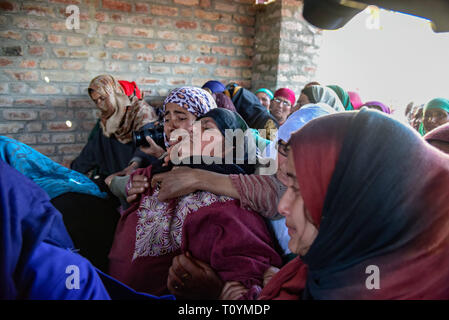 Bandipora, Jammu e Kashmir in India. 22 Mar, 2019. Parenti di uccisi Atif Shafi visto il lutto durante il suo funerale al villaggio Hajin del nord del Kashmir Bandipora, una quarantina di chilometri dalla capitale estiva Srinagar.Le forze indiane ucciso cinque militanti e Atif Shafi un figlio di 11 anni ostaggio durante gli scontri a fuoco separata nel Kashmir India polizia ha detto. Credito: Idrees Abbas SOPA/images/ZUMA filo/Alamy Live News Foto Stock