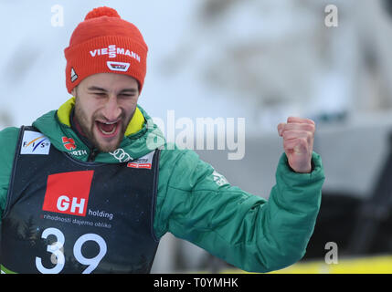 Markus Eisenbichler di Germania visto per celebrare la sua vittoria durante il FIS Ski Jumping World Cup Flying Hill competizione individuale a Planica. Foto Stock