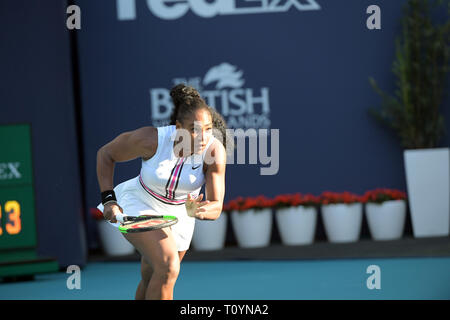 Giardini di Miami, Florida, Stati Uniti d'America. 22 mar 2019. Serena Williams degli Stati Uniti strizzare gli occhi nel sole del tardo pomeriggio, ha provato a schermare gli occhi dalla luce intensa come ella sconfigge Rebecca Peterson di Svezia il giorno 5 del Miami Open presentato da Itau all'Hard Rock Stadium il 22 marzo 2019 nei giardini di Miami, Florida Persone: Serena Williams Foto Stock