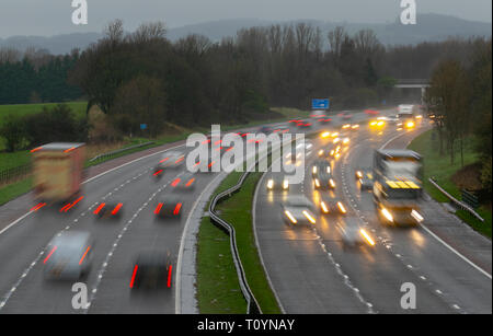 Strade congestionate a causa del traffico intenso. I camionisti pro-Brexit provocano enormi sconvolgimenti con le proteste di "rallentare", i veicoli pesanti, le auto e i rake HGV causano ingorghi stradali sull'autostrada M6 di Lancaster. Mentre la Brexit è stata rinviata, diversi gruppi della Brexit hanno organizzato proteste a livello statale, unendo diversi trasportatori in convogli organizzati "più lenti" e interrompendo il traffico delle ore di punta in tutte le autostrade della Gran Bretagna. Foto Stock