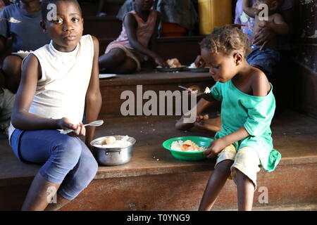 Beira, Mozambico. 22 Mar, 2019. Due bambini hanno un pranzo in un alloggio temporaneo centro in Beira, Mozambico, il 22 marzo 2019. Le vittime sono state ospitate presso uno dei centri di accoglienza temporanei impostato in Samora Moises Machel High School a Beira, centrale del Mozambico. La maggior parte delle vittime' case sono state distrutte dalle devastanti tempeste e inondazioni fin dal ciclone tropicale Idai ha colpito la zona lo scorso giovedì notte. Acqua potabile, cibo, igiene personale materiali e vestiti sono ora in carenza. Credito: Nie Zuguo/Xinhua/Alamy Live News Foto Stock