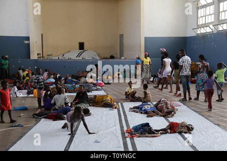 Beira, Mozambico. 22 Mar, 2019. Vittime riposo a un alloggio temporaneo centro in Beira, Mozambico, il 22 marzo 2019. Le vittime sono state ospitate presso uno dei centri di accoglienza temporanei impostato in Samora Moises Machel High School a Beira, centrale del Mozambico. La maggior parte delle vittime' case sono state distrutte dalle devastanti tempeste e inondazioni fin dal ciclone tropicale Idai ha colpito la zona lo scorso giovedì notte. Acqua potabile, cibo, igiene personale materiali e vestiti sono ora in carenza. Credito: Nie Zuguo/Xinhua/Alamy Live News Foto Stock