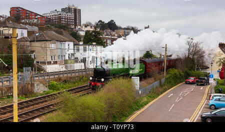 Vecchio Leigh, Essex, Regno Unito. 23 mar 2019. Riservati locomotiva a vapore 61306 'Mayflower' hurtles attraverso la vecchia Leigh in Essex questa mattina in rotta per la ferrovia Bluebell in East Sussex. da Southend-on-Sea. 'Mayflower' è uno di soltanto 2 LNER Classe B1 locomotori conservato e restituito solo a mainline acceso lo scorso anno. Credito: Timothy Smith/Alamy Live News Foto Stock