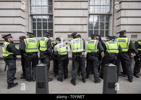 Londra, Regno Unito. Il 1 aprile, 2017. Gruppi Anti-Fascist compresi Unite contro il fascismo (UAF) si scontrano con la polizia con alcuni arresti essendo effettuate mentre il contro-protestando di estrema destra nazionalista britannico gruppi tra cui la Gran Bretagna prima e la difesa inglese League (EDL) durante il loro "marzo contro il terrorismo" attraverso il centro di Londra alla luce dei recenti attacchi terroristici a Westminster. La polizia ha arrestato 14 persone durante gli scontri. Credito: Guy Corbishley/Alamy Live News Foto Stock