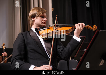 Tyumen, Russia - 25 Gennaio 2017: Concerto della orchestra della filarmonica di Tyumen hall per i fotografi. Il violino giochi di gruppo Foto Stock