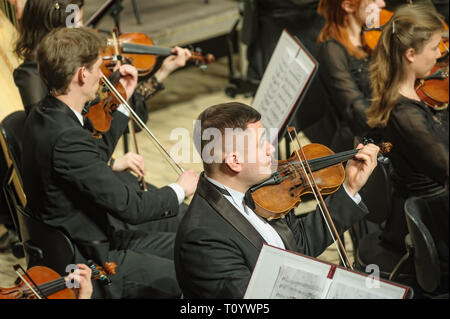 Tyumen, Russia - 25 Gennaio 2017: Concerto della orchestra della filarmonica di Tyumen hall per i fotografi. Il violino giochi di gruppo Foto Stock