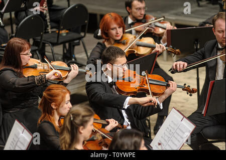 Tyumen, Russia - 25 Gennaio 2017: Concerto della orchestra della filarmonica di Tyumen hall per i fotografi. Il violino giochi di gruppo Foto Stock